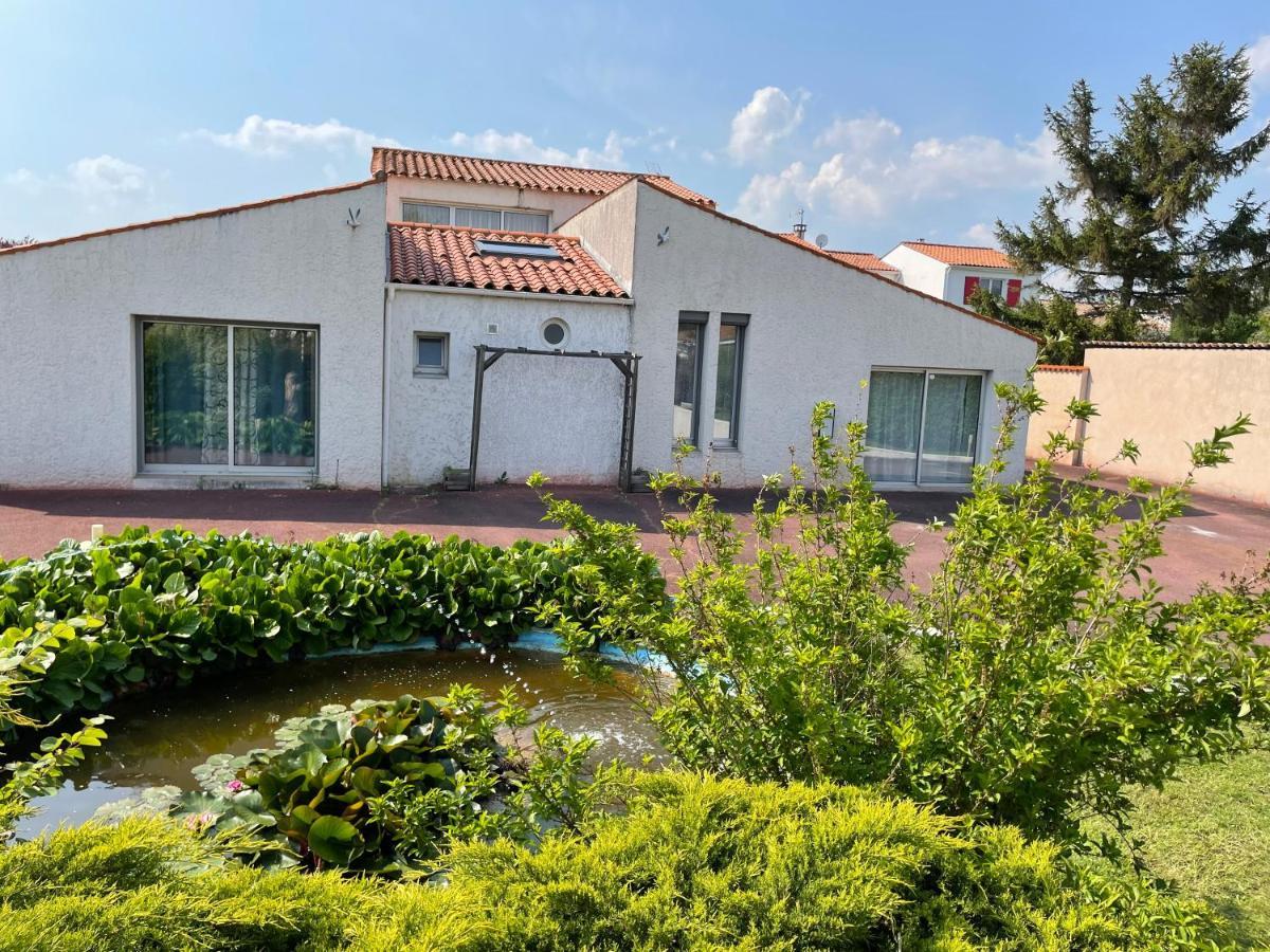 Les Pertuis Rochelais Bed & Breakfast Périgny Exterior foto